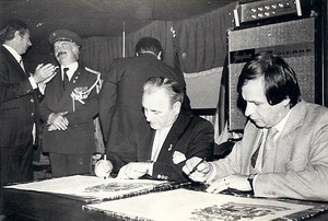 Michet Rasera et Karl Beck procédant à la signature du Jumelage