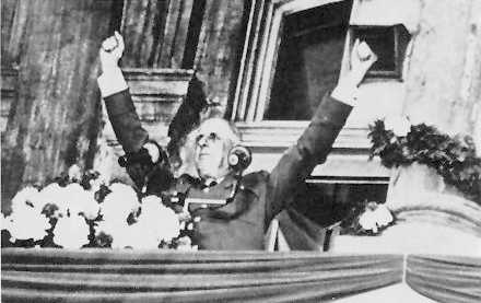 Charles de Gaulle sur le balcon de l'hôtel de ville de Montréal